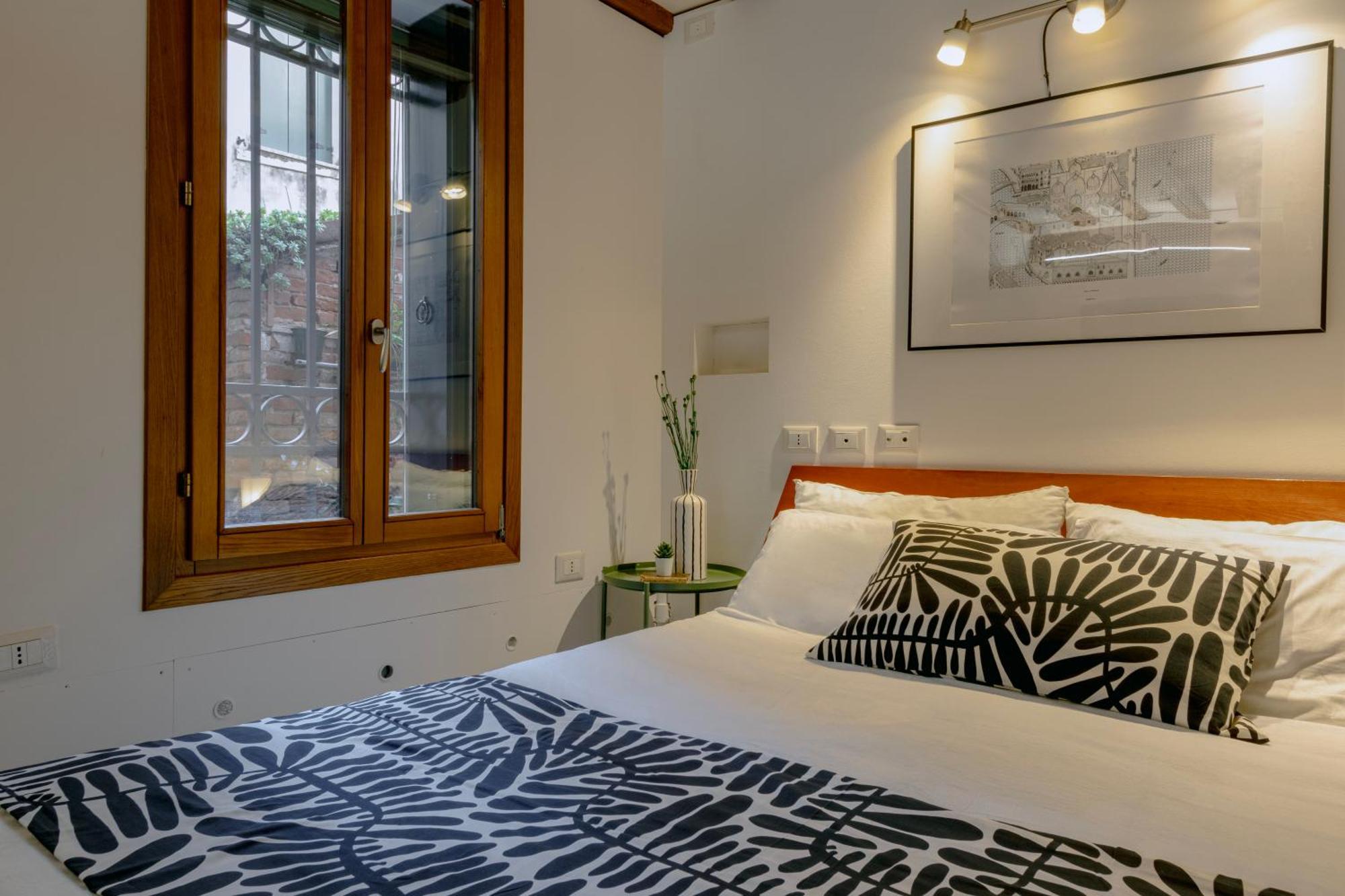 Accessible Groundfloor Near Station - Ca Rezzonico Apartment *